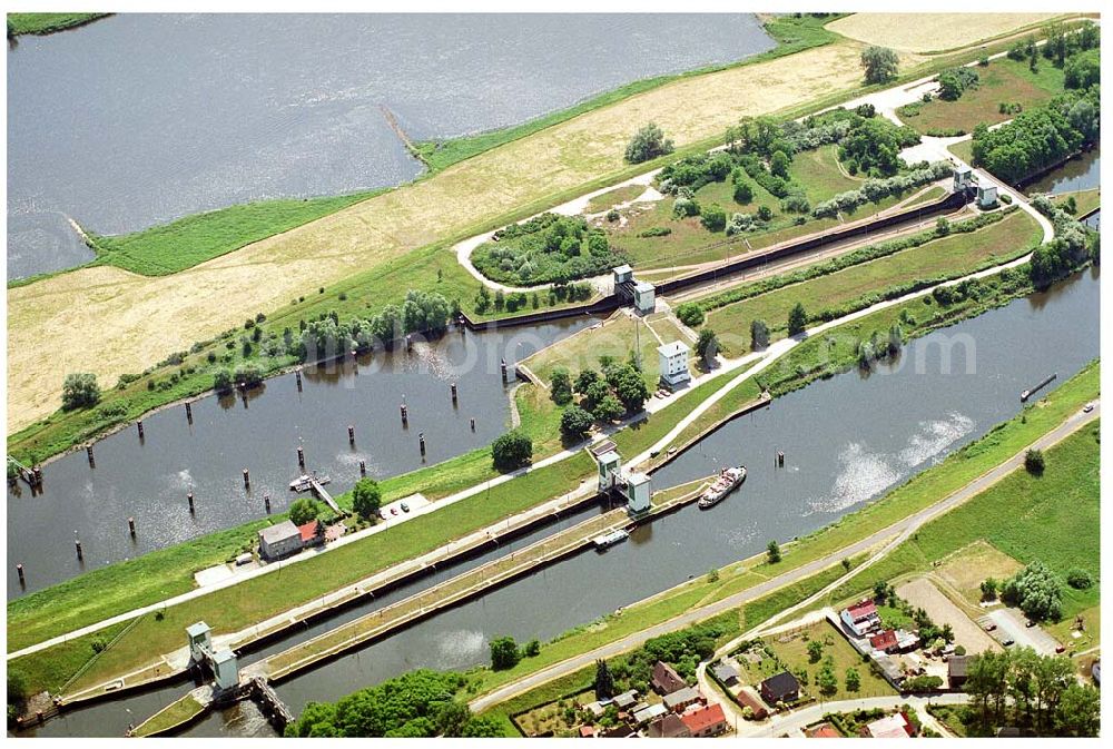 Hohensaaten from the bird's eye view: Blick auf die Schleusenanlagen des Finowkanals / Alte Oder im Mündungsbereich zur Oder bei 16248 Hohensaaten an der polnischen Grenze im Norden Brandenburgs