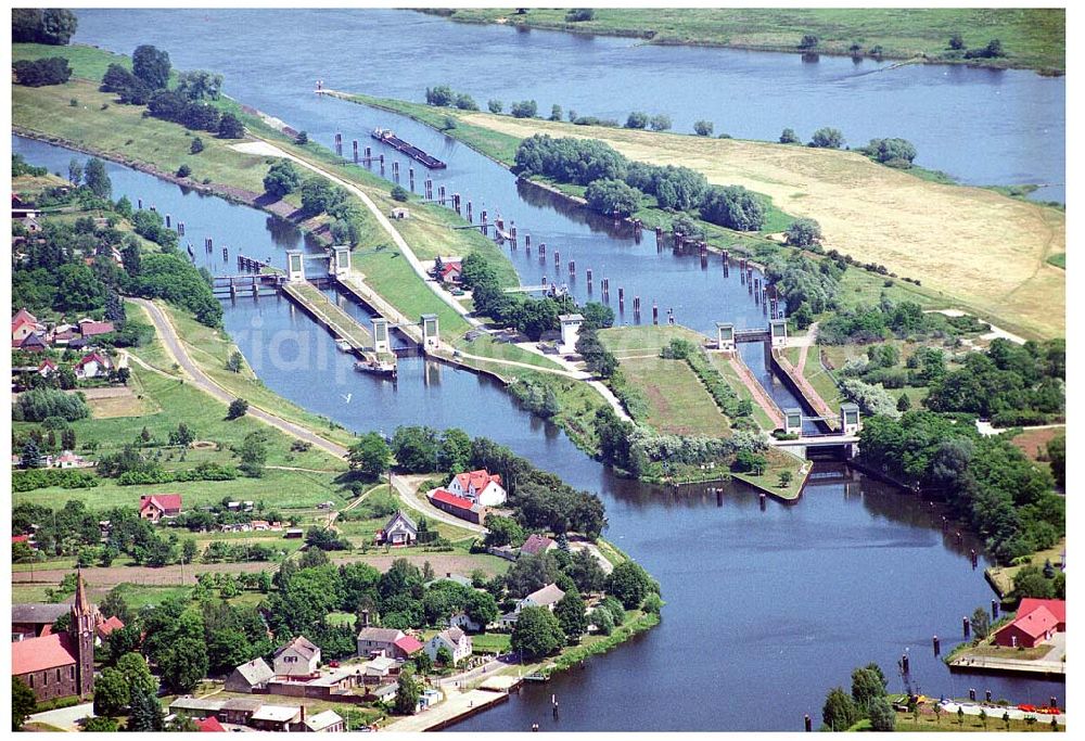 Hohensaaten from the bird's eye view: Blick auf die Schleusenanlagen des Finowkanals / Alte Oder im Mündungsbereich zur Oder bei 16248 Hohensaaten an der polnischen Grenze im Norden Brandenburgs