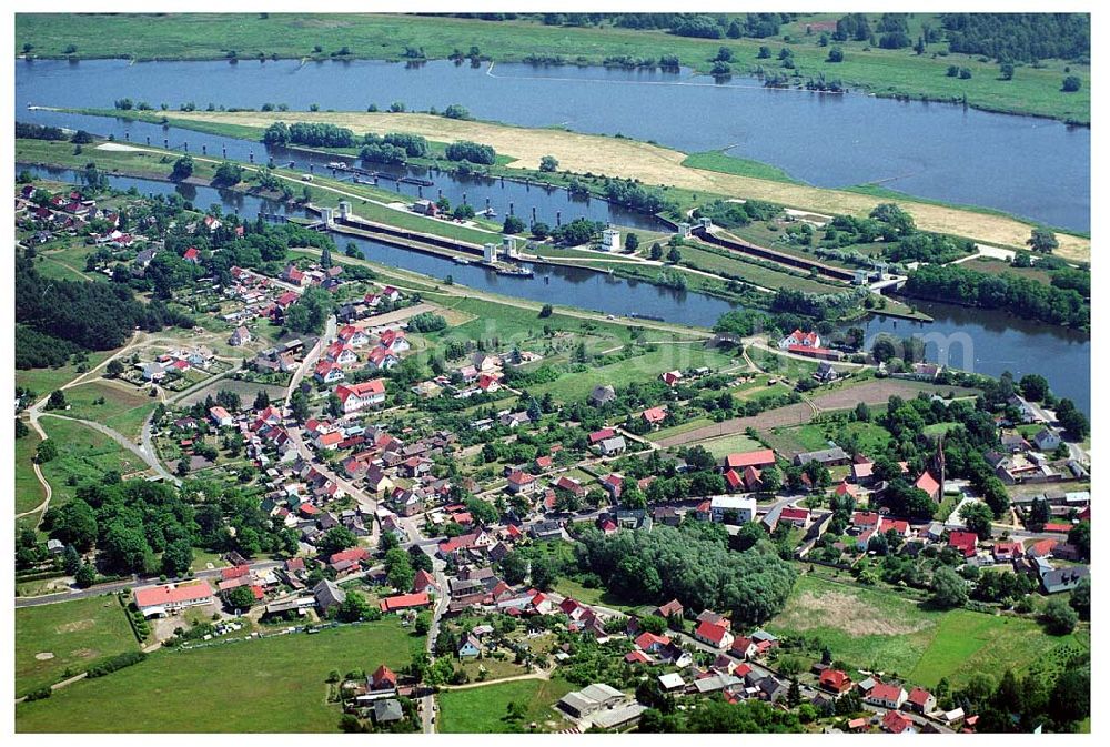 Aerial photograph Hohensaaten - Blick auf die Schleusenanlagen des Finowkanals / Alte Oder im Mündungsbereich zur Oder bei 16248 Hohensaaten an der polnischen Grenze im Norden Brandenburgs