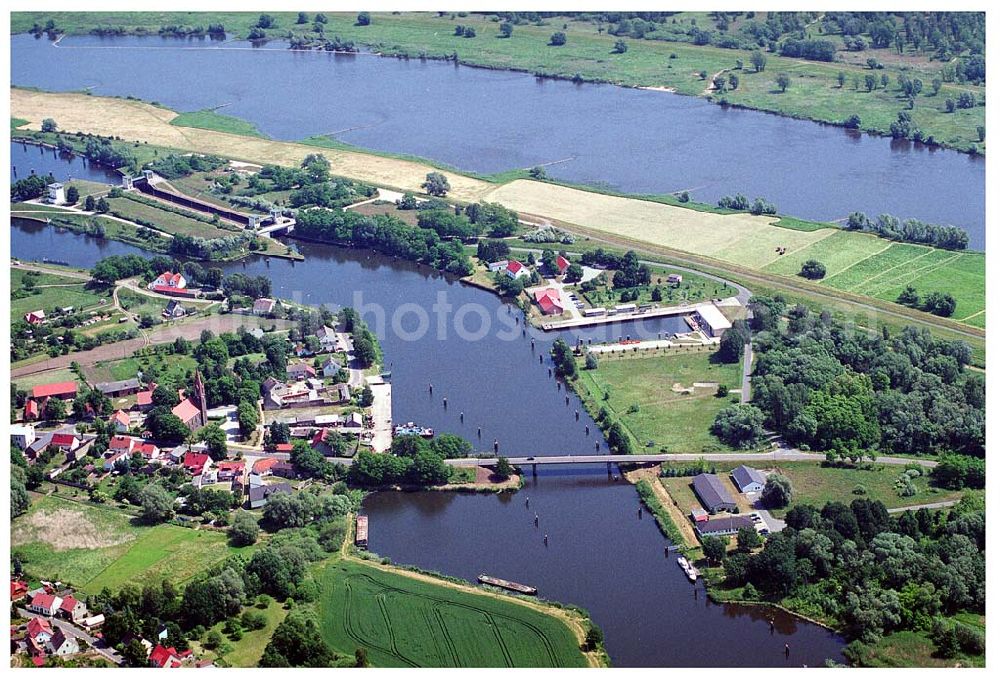 Hohensaaten from the bird's eye view: Blick auf die Schleusenanlagen des Finowkanals / Alte Oder im Mündungsbereich zur Oder bei 16248 Hohensaaten an der polnischen Grenze im Norden Brandenburgs