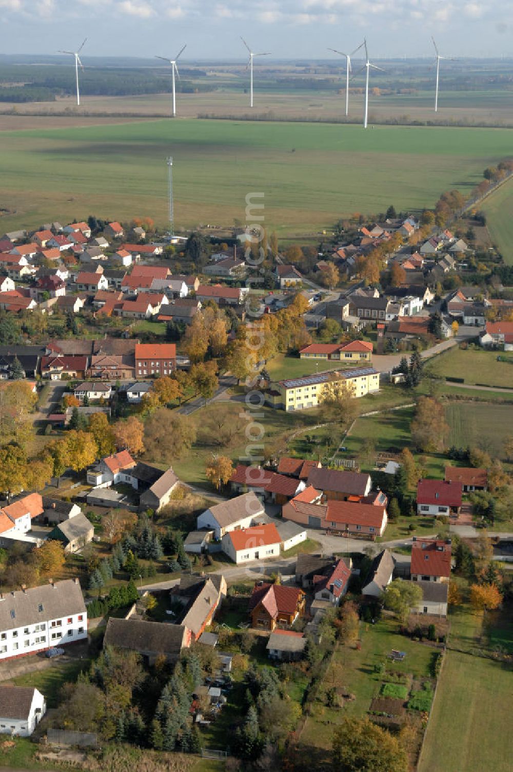 Niederer Fläming from the bird's eye view: Blick auf den Ortsteil Hohenseefeld der Gemeinde Niederer Fläming im Landkreis Teltow-Fläming in Brandenburg. Der Ort entstand im 12. Jahrhundert und ist hauptsächlich durch große Ackerflächen geprägt.