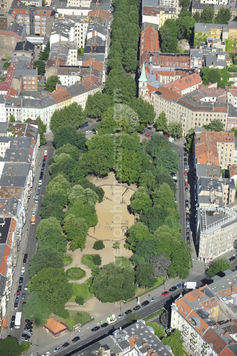 Aerial photograph Berlin - The Hohenstaufen square in the Kreuzberg district was paved in 1875. It was formerly known as Zicken square, because the citizens once let their goats graze on that place