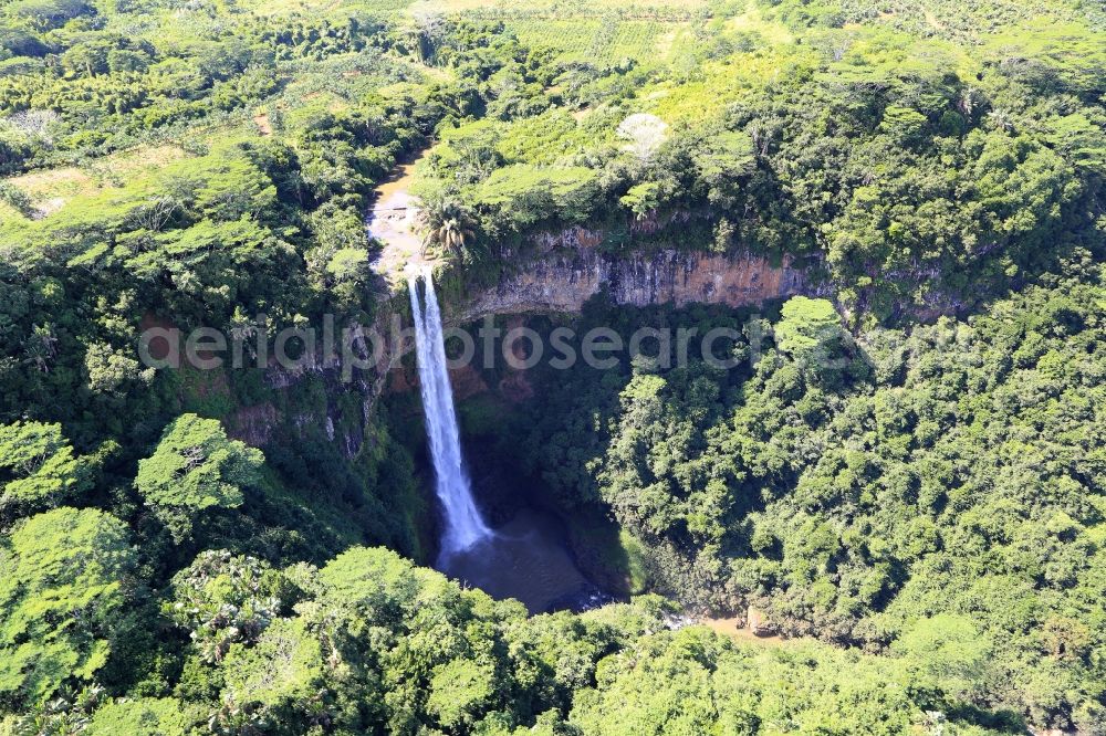 Chamarel Waterfall from the bird's eye view: Tourist attraction, the falls at at Chamarel ( Cascade Chamarel ) on the island Mauritius in the Indian Ocean