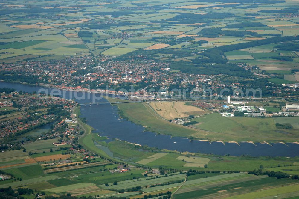 Lauenburg from the bird's eye view: Blick über Hohnstorf auf Lauenburg an der Elbe. Der Fluss bildet hier die Grenze zwischen Niedersachsen (Hohnstorf) und Schleswig-Holstein (Lauenburg) und wird von der so genannten Hafenstraße überbrückt.