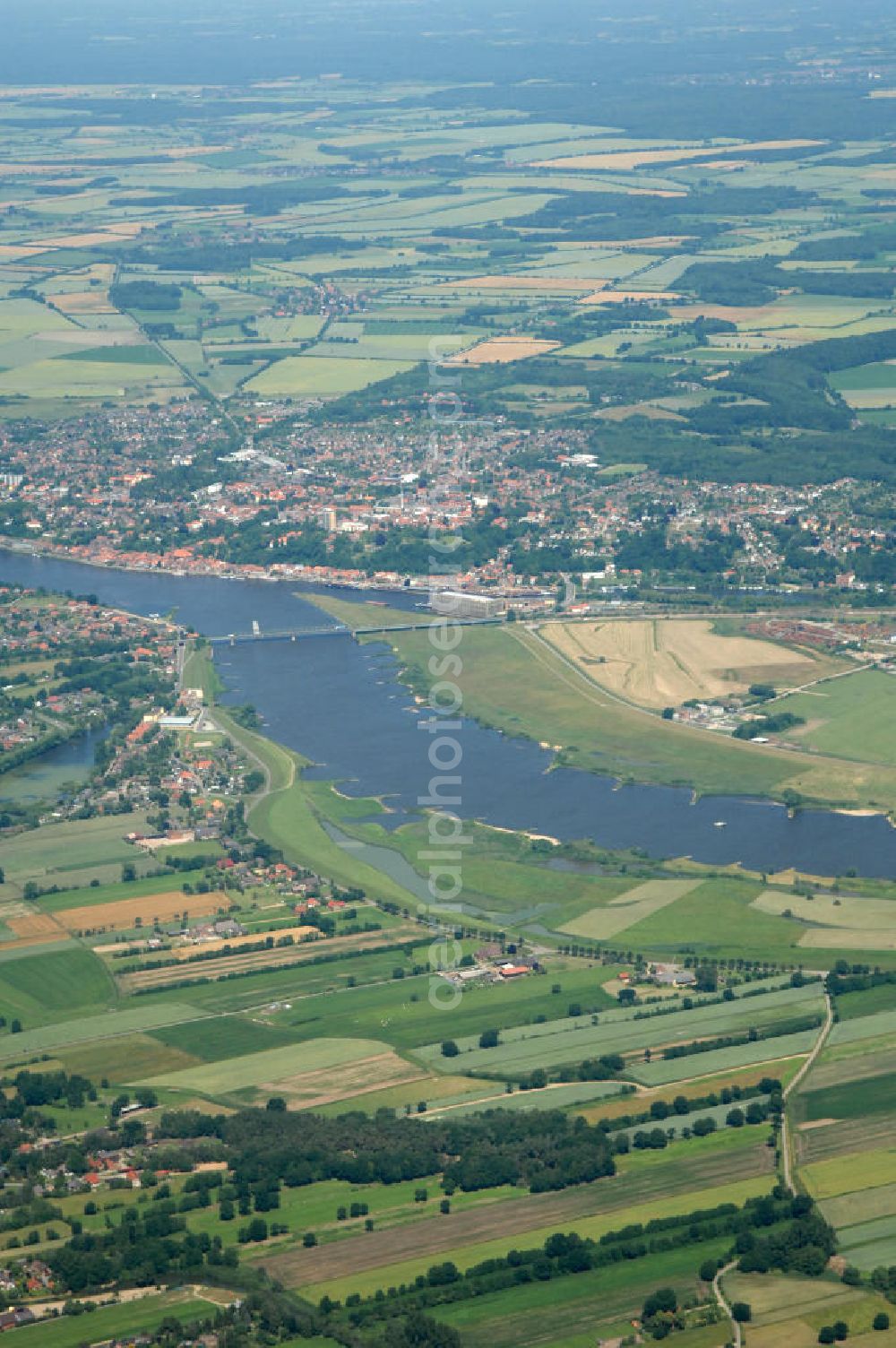 Aerial image Lauenburg - Blick über Hohnstorf auf Lauenburg an der Elbe. Der Fluss bildet hier die Grenze zwischen Niedersachsen (Hohnstorf) und Schleswig-Holstein (Lauenburg) und wird von der so genannten Hafenstraße überbrückt.