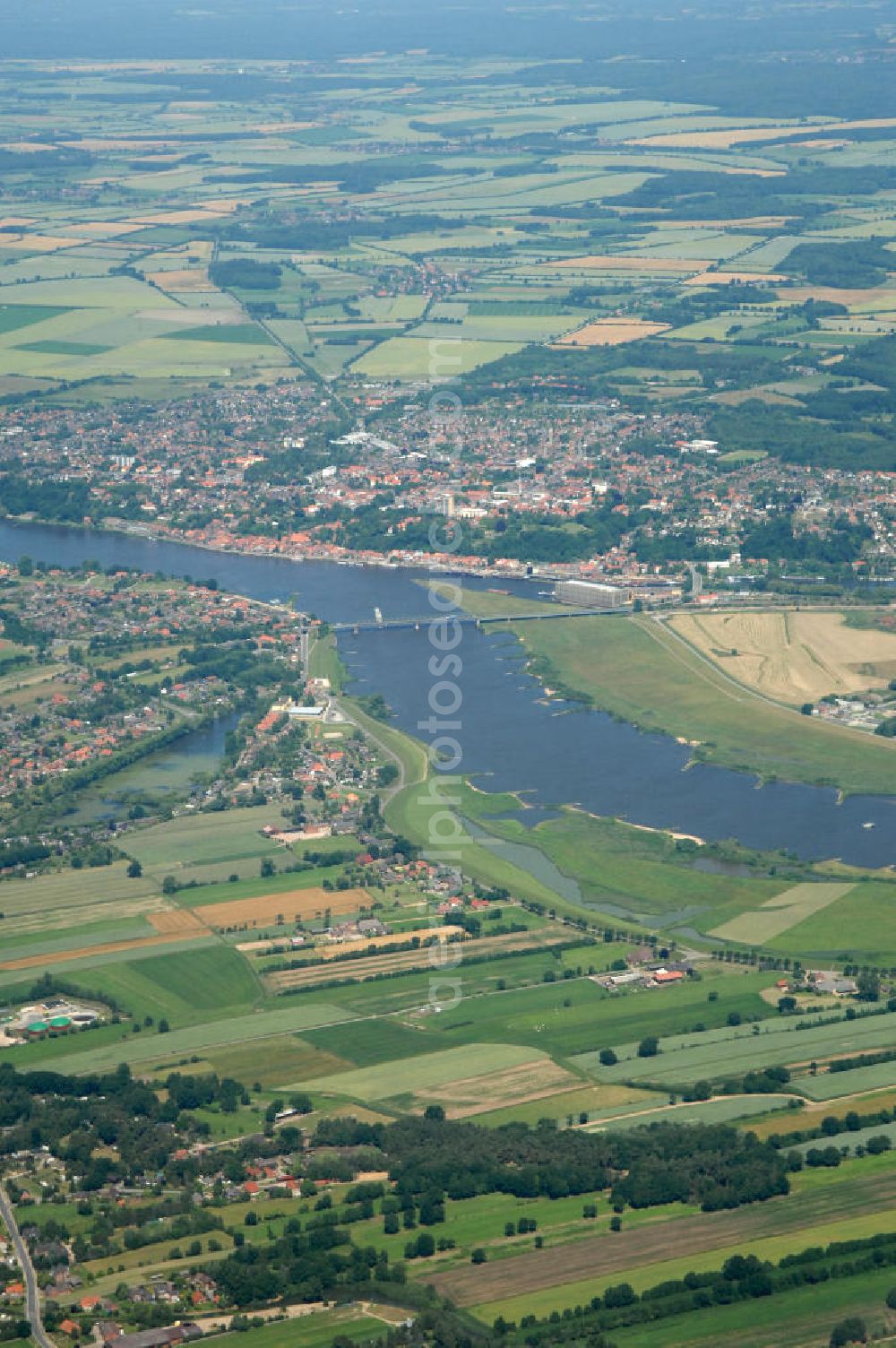 Aerial photograph Lauenburg - Blick über Hohnstorf auf Lauenburg an der Elbe. Der Fluss bildet hier die Grenze zwischen Niedersachsen (Hohnstorf) und Schleswig-Holstein (Lauenburg) und wird von der so genannten Hafenstraße überbrückt.