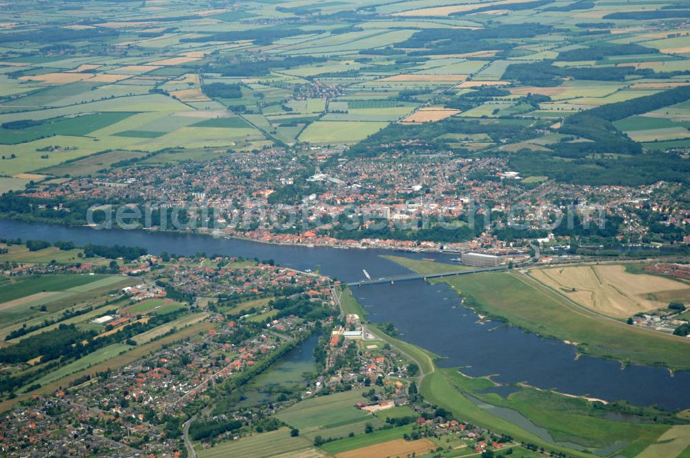 Lauenburg from above - Blick über Hohnstorf auf Lauenburg an der Elbe. Der Fluss bildet hier die Grenze zwischen Niedersachsen (Hohnstorf) und Schleswig-Holstein (Lauenburg) und wird von der so genannten Hafenstraße überbrückt.