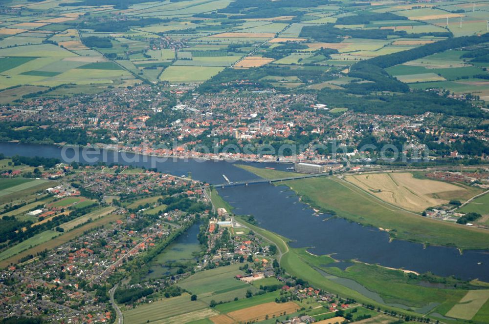 Lauenburg from the bird's eye view: Blick über Hohnstorf auf Lauenburg an der Elbe. Der Fluss bildet hier die Grenze zwischen Niedersachsen (Hohnstorf) und Schleswig-Holstein (Lauenburg) und wird von der so genannten Hafenstraße überbrückt.