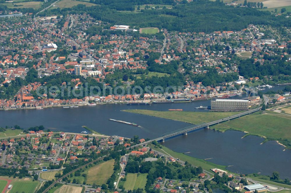 Aerial image Lauenburg - Blick über Hohnstorf auf Lauenburg an der Elbe. Der Fluss bildet hier die Grenze zwischen Niedersachsen (Hohnstorf) und Schleswig-Holstein (Lauenburg) und wird von der so genannten Hafenstraße überbrückt.