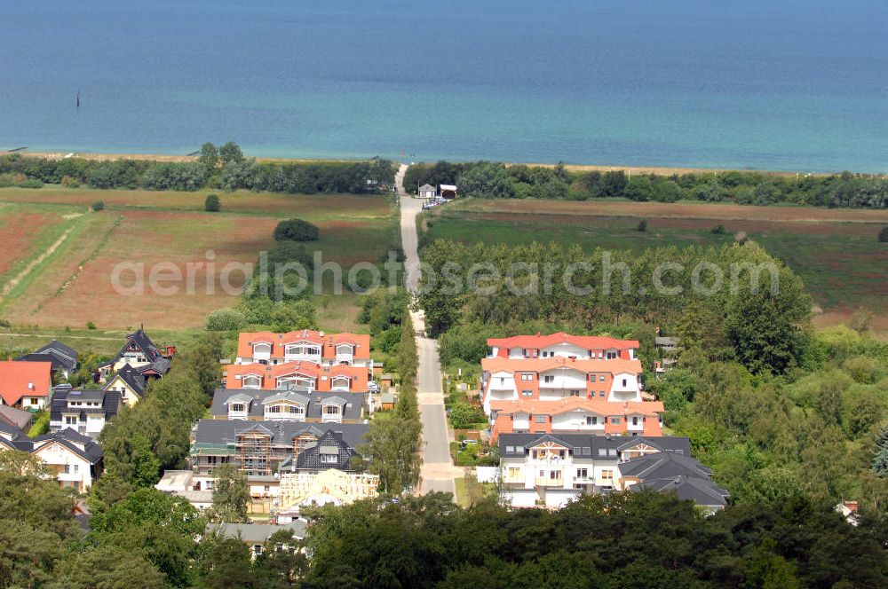 Graal-Müritz from the bird's eye view: Blick auf Ferienhäuser in Graal-Müritz in Mecklenburg-Vorpommern. Sie liegen am Mittelweg, der zur Ostseeküste führt, Kontakt: