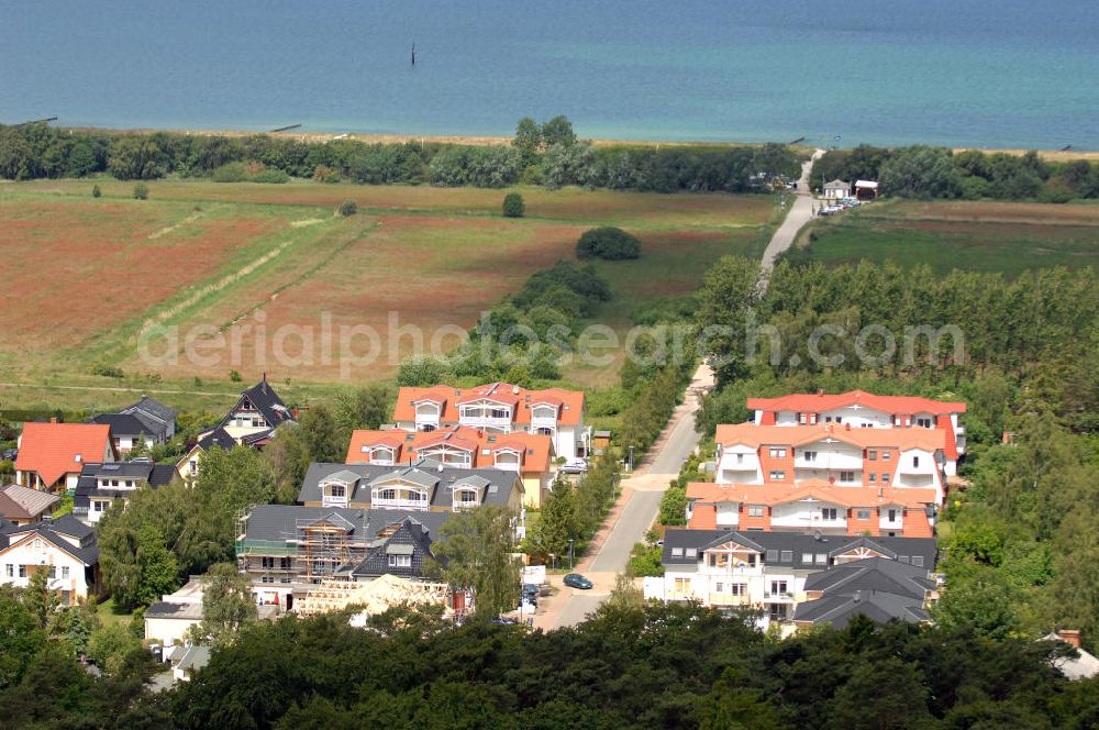 Aerial image Graal-Müritz - Blick auf Ferienhäuser in Graal-Müritz in Mecklenburg-Vorpommern. Sie liegen am Mittelweg, der zur Ostseeküste führt, Kontakt: