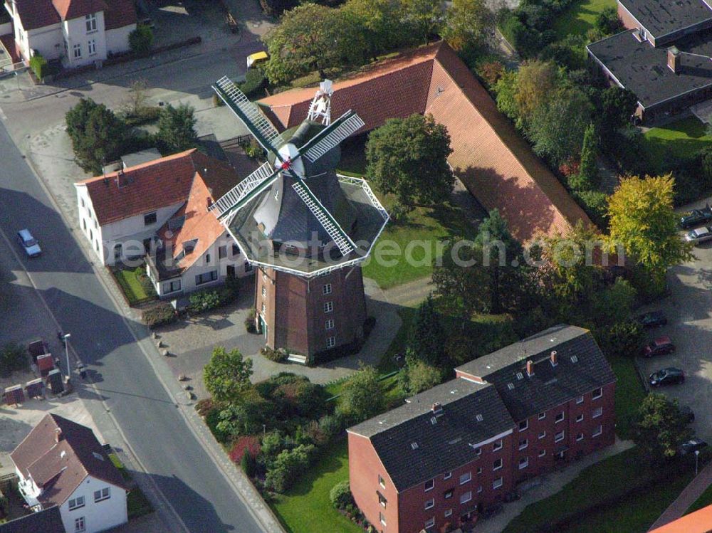 Varel from above - 18.10.2005 Varel; Die betriebsfähige, fünfgeschossige Holländer Windmühle aus dem Jahre 1847 ist bei aufrecht stehenden Flügeln mit einer Gesamthöhe von 39 m eine der grössillustriert.ten Windmühlen in Norddeutschland. Heute befinden sich hier eine um­fangreiche heimatkundliche Sammlung sowie eine Sammlung zur Frühgeschichte der Vareler Industrie.