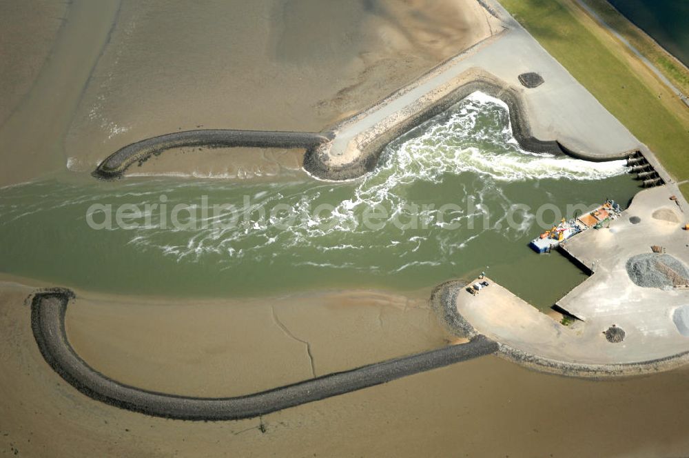 Aerial photograph Nordstrand - Blick auf das Holmer Siel auf der eingedeichten nordfriesischen ehemaligen Marschinsel vor Husum, Nordstrand. Ein Siel ist ein verschließbarer Gewässerdurchlass in einem Deich. Es ist Teil eines Entwässerungssystems des hinter dem Deich gelegenen Binnenlandes, besonders in Marschgebieten.