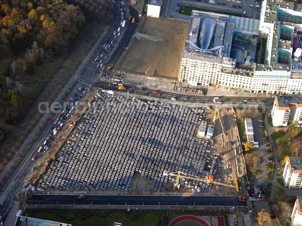 Aerial photograph Berlin - 29.09.2004 BERLIN Baustelle des fast fertigen Holocaust Denkmales am Brandenburger Tor in Berlin-Mitte