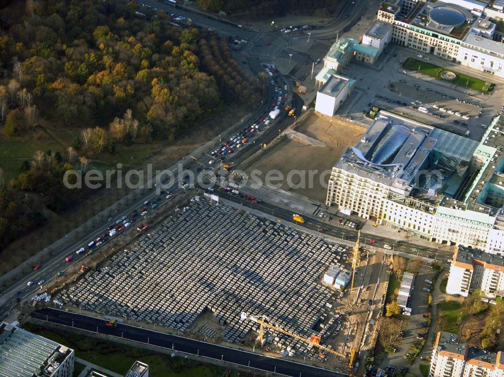 Berlin from above - 29.09.2004 BERLIN Baustelle des fast fertigen Holocaust Denkmales am Brandenburger Tor in Berlin-Mitte