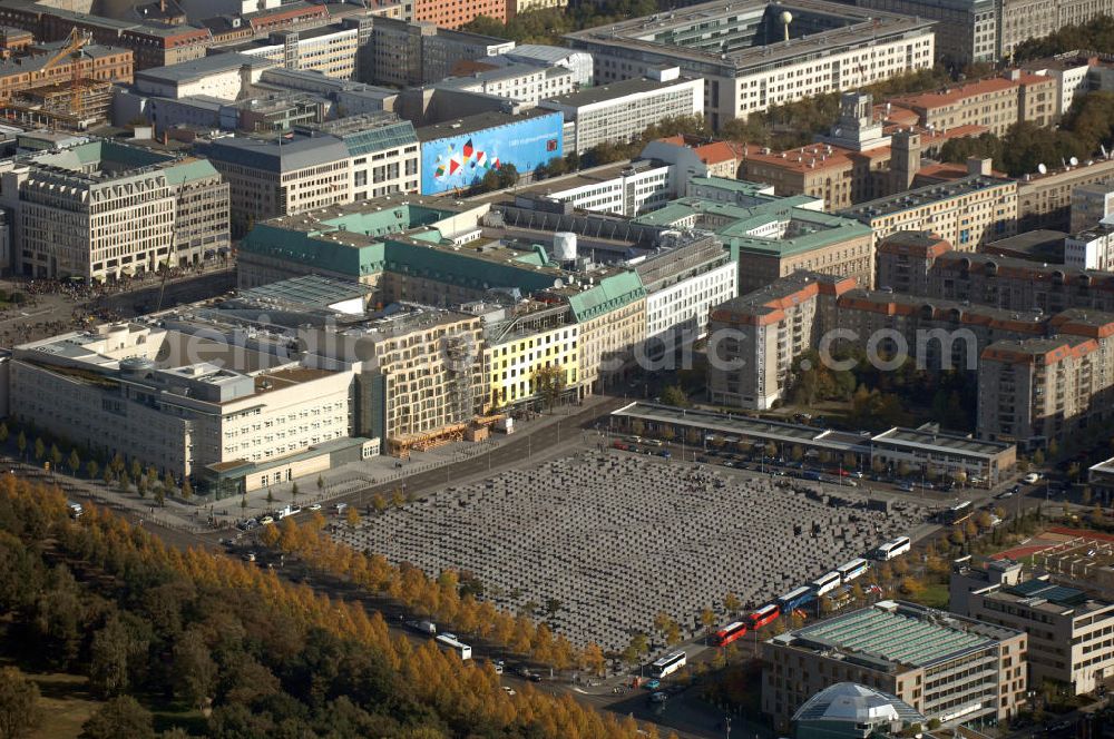 Berlin from above - Blick auf das Holocaust Mahnmal in Berlin Mitte. Es ist ein Denkmal für die unter der Herrschaft des Nationalsozialismus im Holocaust ermordeten Juden. Zwischen 2003 und Frühjahr 2005 wurde das Bauwerk im Zentrum Berlins auf einer etwa 19.000 m² großen Fläche in der Nähe des Brandenburger Tores errichtet. Der Entwurf stammt von Peter Eisenman. Das Mahnmal wurde am 10. Mai 2005 feierlich eingeweiht und ist seit dem 12. Mai 2005 der Öffentlichkeit zugänglich. Im ersten Jahr kamen über 3,5 Millionen Besucher. Kontakt Architekt: Eisenman Architects, 41W. 25Th Street, 10010 New York, Tel. +1(0)212 645 1400, Fax +1(0)212 645 0726, Email: info@eisenmanarchitects.com; Kontakt Förderkreis: Förderkreis Denkmal für die ermordeten Juden Europas, Gormannstraße 14, 10119 Berlin, Tel. +49(0)30 2804596 0, Fax +49(0)30 2804596 3