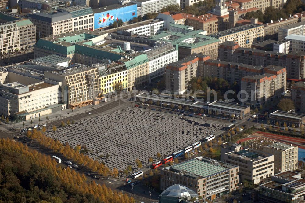 Berlin from the bird's eye view: Blick auf das Holocaust Mahnmal in Berlin Mitte. Es ist ein Denkmal für die unter der Herrschaft des Nationalsozialismus im Holocaust ermordeten Juden. Zwischen 2003 und Frühjahr 2005 wurde das Bauwerk im Zentrum Berlins auf einer etwa 19.000 m² großen Fläche in der Nähe des Brandenburger Tores errichtet. Der Entwurf stammt von Peter Eisenman. Das Mahnmal wurde am 10. Mai 2005 feierlich eingeweiht und ist seit dem 12. Mai 2005 der Öffentlichkeit zugänglich. Im ersten Jahr kamen über 3,5 Millionen Besucher. Kontakt Architekt: Eisenman Architects, 41W. 25Th Street, 10010 New York, Tel. +1(0)212 645 1400, Fax +1(0)212 645 0726, Email: info@eisenmanarchitects.com; Kontakt Förderkreis: Förderkreis Denkmal für die ermordeten Juden Europas, Gormannstraße 14, 10119 Berlin, Tel. +49(0)30 2804596 0, Fax +49(0)30 2804596 3