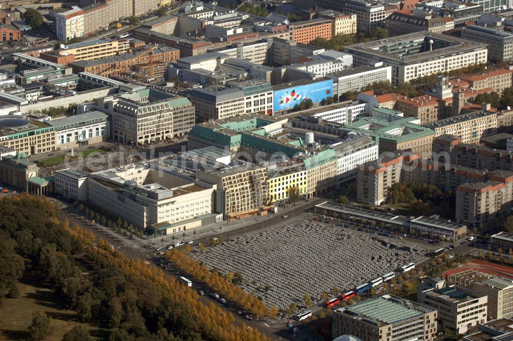 Aerial image Berlin - Blick auf das Holocaust Mahnmal in Berlin Mitte. Es ist ein Denkmal für die unter der Herrschaft des Nationalsozialismus im Holocaust ermordeten Juden. Zwischen 2003 und Frühjahr 2005 wurde das Bauwerk im Zentrum Berlins auf einer etwa 19.000 m² großen Fläche in der Nähe des Brandenburger Tores errichtet. Der Entwurf stammt von Peter Eisenman. Das Mahnmal wurde am 10. Mai 2005 feierlich eingeweiht und ist seit dem 12. Mai 2005 der Öffentlichkeit zugänglich. Im ersten Jahr kamen über 3,5 Millionen Besucher. Kontakt Architekt: Eisenman Architects, 41W. 25Th Street, 10010 New York, Tel. +1(0)212 645 1400, Fax +1(0)212 645 0726, Email: info@eisenmanarchitects.com; Kontakt Förderkreis: Förderkreis Denkmal für die ermordeten Juden Europas, Gormannstraße 14, 10119 Berlin, Tel. +49(0)30 2804596 0, Fax +49(0)30 2804596 3