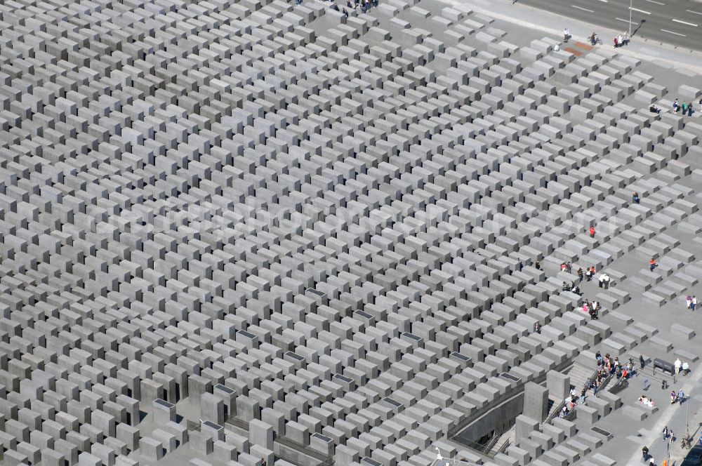 Aerial photograph Berlin - Blick auf das Holocaust Mahnmal in Berlin Mitte. Es ist ein Denkmal für die unter der Herrschaft des Nationalsozialismus im Holocaust ermordeten Juden. View of the Holocaust memorial in Berlin Mitte. It is a monument for those under the rule of the Nazis in the Holocaust murdered Jews.