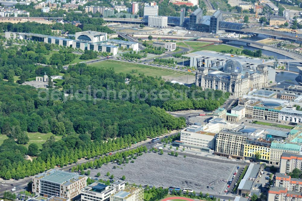 Aerial photograph Berlin Mitte - Blick auf das Holocaust Mahnmal in Berlin Mitte. Es ist ein Denkmal für die unter der Herrschaft des Nationalsozialismus im Holocaust ermordeten Juden. View of the Holocaust memorial in Berlin Mitte. It is a monument for those under the rule of the Nazis in the Holocaust murdered Jews.