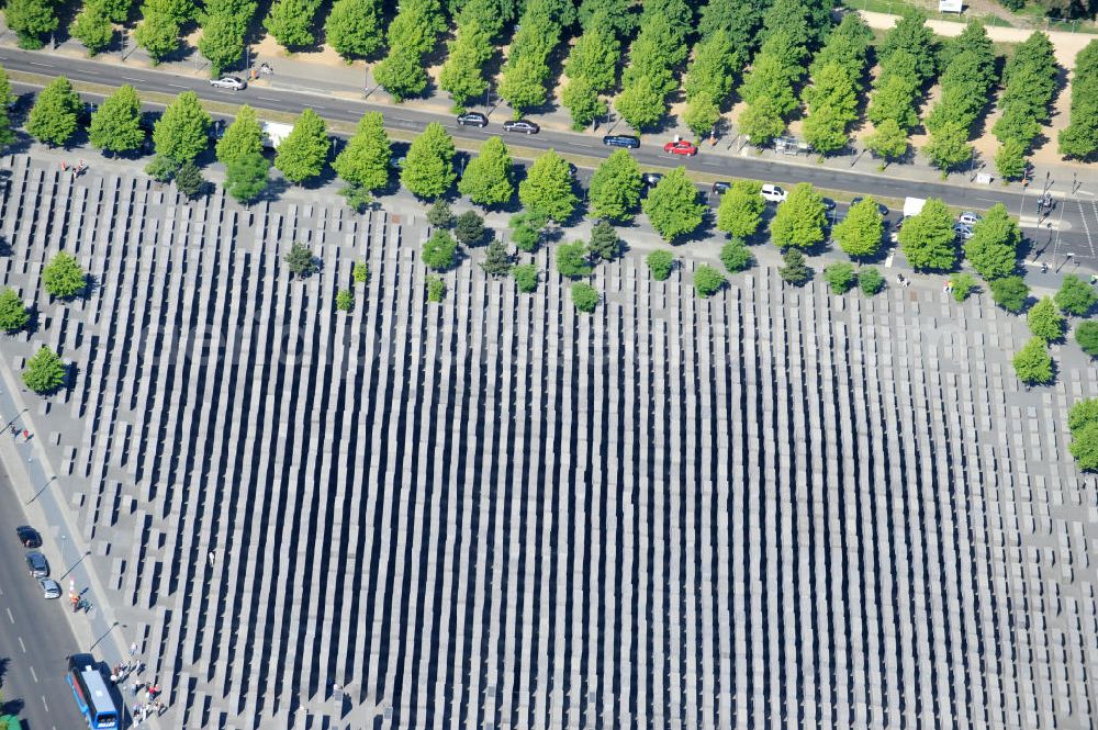 Berlin Mitte from above - Blick auf das Holocaust Mahnmal in Berlin Mitte. Es ist ein Denkmal für die unter der Herrschaft des Nationalsozialismus im Holocaust ermordeten Juden. View of the Holocaust memorial in Berlin Mitte. It is a monument for those under the rule of the Nazis in the Holocaust murdered Jews.