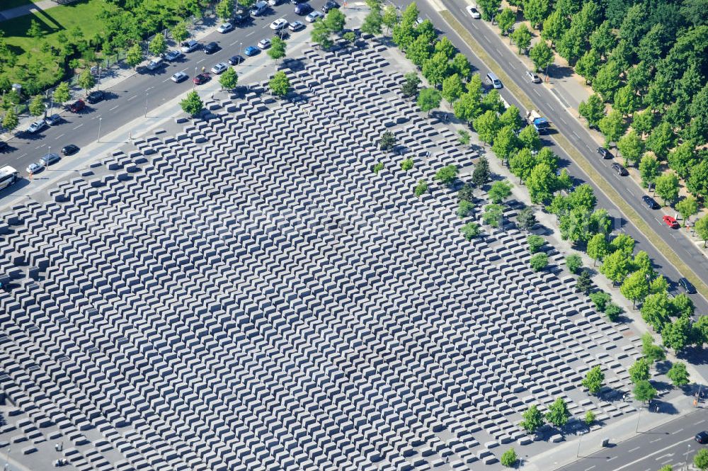 Berlin Mitte from the bird's eye view: Blick auf das Holocaust Mahnmal in Berlin Mitte. Es ist ein Denkmal für die unter der Herrschaft des Nationalsozialismus im Holocaust ermordeten Juden. View of the Holocaust memorial in Berlin Mitte. It is a monument for those under the rule of the Nazis in the Holocaust murdered Jews.