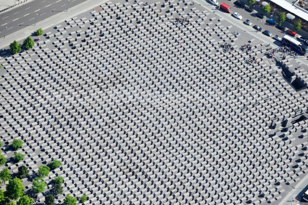 Berlin Mitte from above - Blick auf das Holocaust Mahnmal in Berlin Mitte. Es ist ein Denkmal für die unter der Herrschaft des Nationalsozialismus im Holocaust ermordeten Juden. View of the Holocaust memorial in Berlin Mitte. It is a monument for those under the rule of the Nazis in the Holocaust murdered Jews.