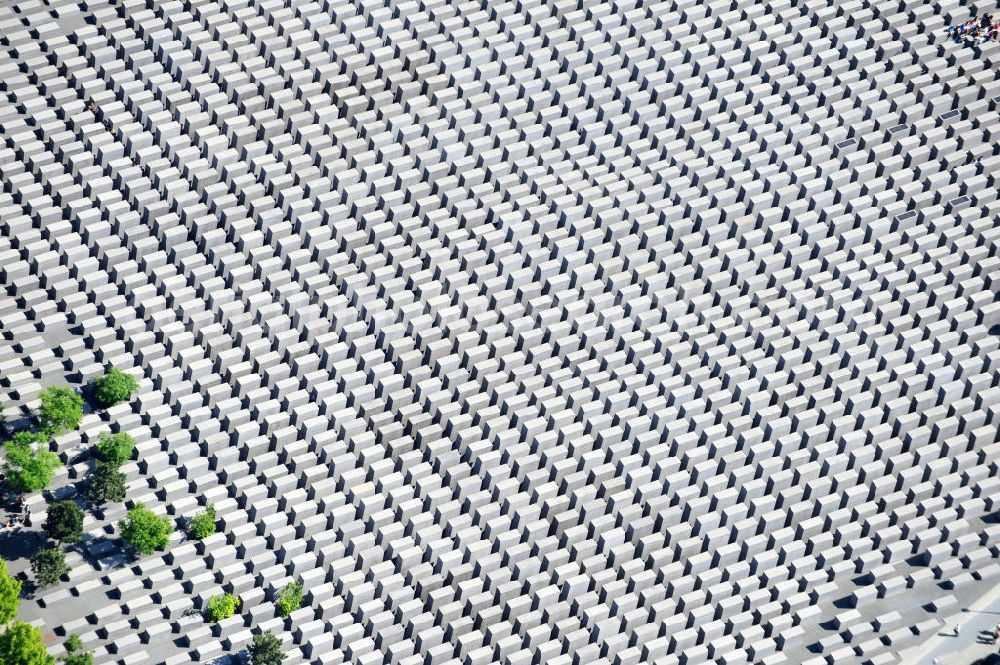 Berlin Mitte from the bird's eye view: Blick auf das Holocaust Mahnmal in Berlin Mitte. Es ist ein Denkmal für die unter der Herrschaft des Nationalsozialismus im Holocaust ermordeten Juden. View of the Holocaust memorial in Berlin Mitte. It is a monument for those under the rule of the Nazis in the Holocaust murdered Jews.