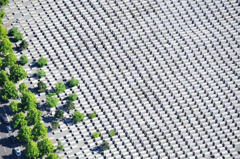 Aerial image Berlin Mitte - Blick auf das Holocaust Mahnmal in Berlin Mitte. Es ist ein Denkmal für die unter der Herrschaft des Nationalsozialismus im Holocaust ermordeten Juden. View of the Holocaust memorial in Berlin Mitte. It is a monument for those under the rule of the Nazis in the Holocaust murdered Jews.