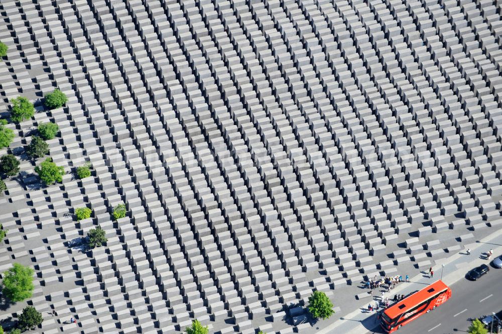 Aerial photograph Berlin Mitte - Blick auf das Holocaust Mahnmal in Berlin Mitte. Es ist ein Denkmal für die unter der Herrschaft des Nationalsozialismus im Holocaust ermordeten Juden. View of the Holocaust memorial in Berlin Mitte. It is a monument for those under the rule of the Nazis in the Holocaust murdered Jews.