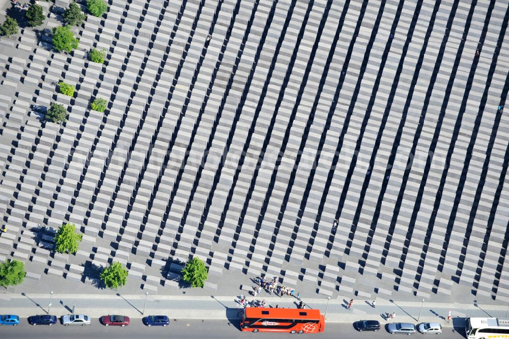 Berlin Mitte from the bird's eye view: Blick auf das Holocaust Mahnmal in Berlin Mitte. Es ist ein Denkmal für die unter der Herrschaft des Nationalsozialismus im Holocaust ermordeten Juden. View of the Holocaust memorial in Berlin Mitte. It is a monument for those under the rule of the Nazis in the Holocaust murdered Jews.