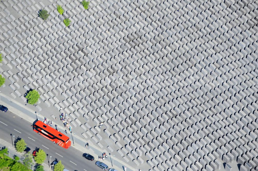 Aerial photograph Berlin Mitte - Blick auf das Holocaust Mahnmal in Berlin Mitte. Es ist ein Denkmal für die unter der Herrschaft des Nationalsozialismus im Holocaust ermordeten Juden. View of the Holocaust memorial in Berlin Mitte. It is a monument for those under the rule of the Nazis in the Holocaust murdered Jews.