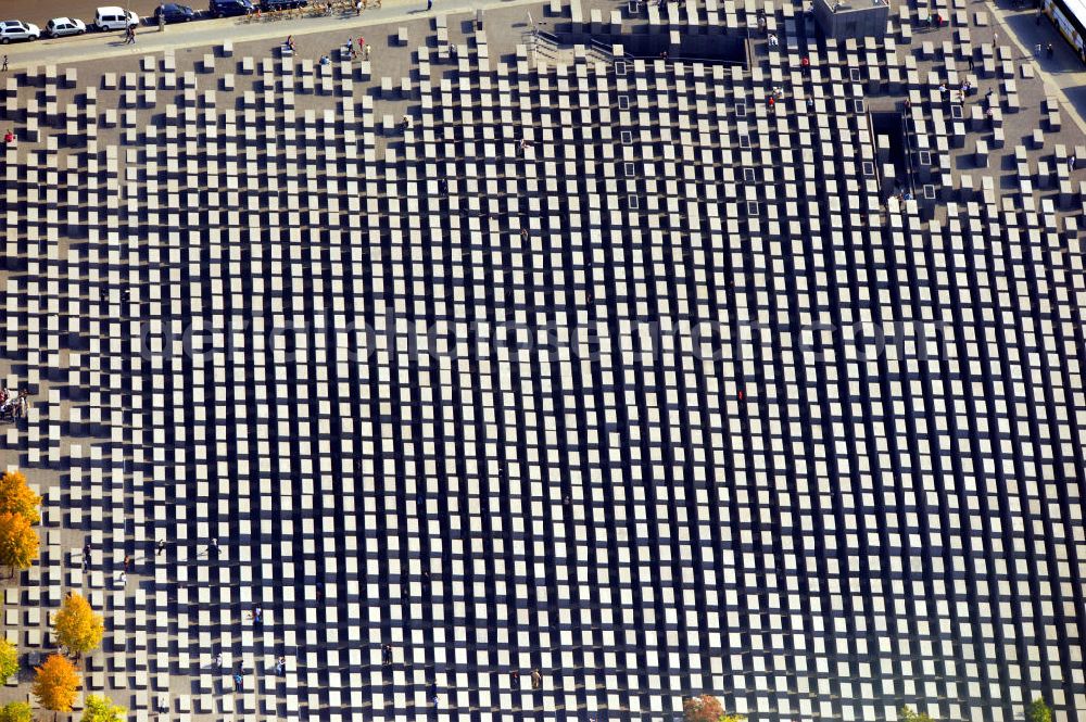 Aerial image Berlin - Das Holocaust Denkmal in Berlin Mitte ist ein Mahnmal und soll an die unter der Herrschaft des Nationasozialismus ermordeten Juden erinnern. Der Entwurf des Denkmals stammt von Peter Eisenman. The Holocaust Monument in Berlin Mitte is a memorial. This monument was built for remembering the murdered jews in the National Socialism. The drafts are from Peter Eisenman.