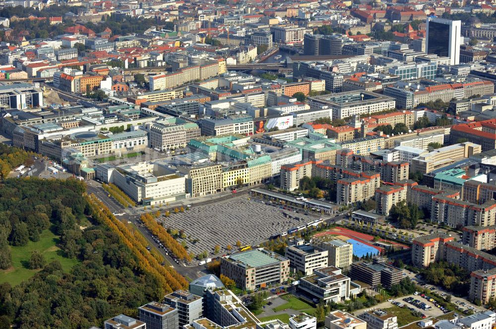 Aerial photograph Berlin - Das Holocaust Denkmal in Berlin Mitte ist ein Mahnmal und soll an die unter der Herrschaft des Nationasozialismus ermordeten Juden erinnern. Der Entwurf des Denkmals stammt von Peter Eisenman. The Holocaust Monument in Berlin Mitte is a memorial. This monument was built for remembering the murdered jews in the National Socialism. The drafts are from Peter Eisenman.