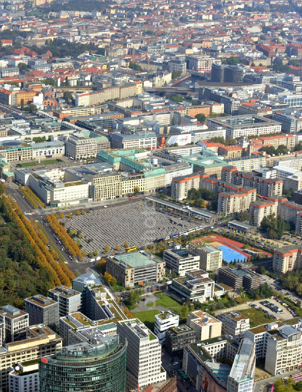 Berlin from above - Das Holocaust Denkmal in Berlin Mitte ist ein Mahnmal und soll an die unter der Herrschaft des Nationasozialismus ermordeten Juden erinnern. Der Entwurf des Denkmals stammt von Peter Eisenman. The Holocaust Monument in Berlin Mitte is a memorial. This monument was built for remembering the murdered jews in the National Socialism. The drafts are from Peter Eisenman.