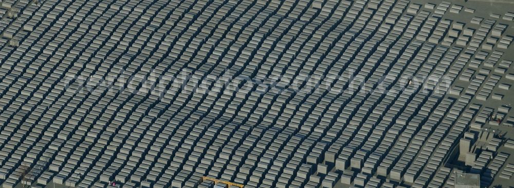 Berlin from the bird's eye view: Das Holocaust Denkmal in Berlin Mitte ist ein Mahnmal und soll an die unter der Herrschaft des Nationasozialismus ermordeten Juden erinnern. Der Entwurf des Denkmals stammt von Peter Eisenman. The Holocaust Monument in Berlin Mitte is a memorial. This monument was built for remembering the murdered jews in the National Socialism. The drafts are from Peter Eisenman.