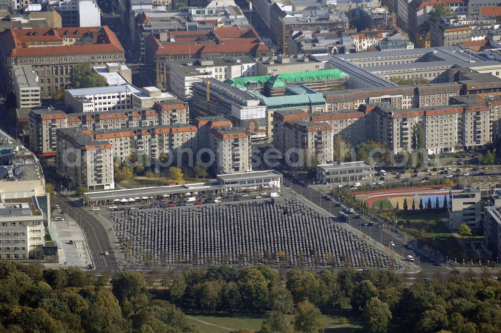 Aerial image Berlin - Blick auf das Holocaust Mahnmal in Berlin Mitte. Es ist ein Denkmal für die unter der Herrschaft des Nationalsozialismus im Holocaust ermordeten Juden. Zwischen 2003 und Frühjahr 2005 wurde das Bauwerk im Zentrum Berlins auf einer etwa 19.000 m² großen Fläche in der Nähe des Brandenburger Tores errichtet. Der Entwurf stammt von Peter Eisenman. Das Mahnmal wurde am 10. Mai 2005 feierlich eingeweiht und ist seit dem 12. Mai 2005 der Öffentlichkeit zugänglich. Im ersten Jahr kamen über 3,5 Millionen Besucher. Kontakt Architekt: Eisenman Architects, 41W. 25Th Street, 10010 New York, Tel. +1(0)212 645 1400, Fax +1(0)212 645 0726, Email: info@eisenmanarchitects.com; Kontakt Förderkreis: Förderkreis Denkmal für die ermordeten Juden Europas, Gormannstraße 14, 10119 Berlin, Tel. +49(0)30 2804596 0, Fax +49(0)30 2804596 3