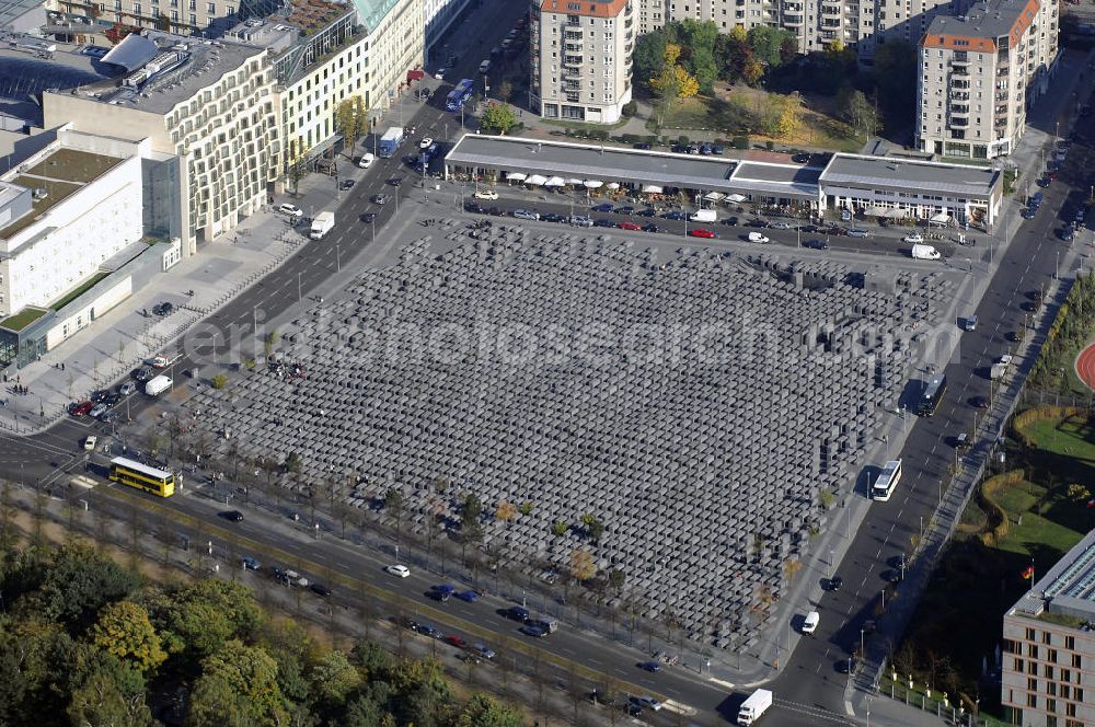 Aerial photograph Berlin - Blick auf das Holocaust Mahnmal in Berlin Mitte. Es ist ein Denkmal für die unter der Herrschaft des Nationalsozialismus im Holocaust ermordeten Juden. Zwischen 2003 und Frühjahr 2005 wurde das Bauwerk im Zentrum Berlins auf einer etwa 19.000 m² großen Fläche in der Nähe des Brandenburger Tores errichtet. Der Entwurf stammt von Peter Eisenman. Das Mahnmal wurde am 10. Mai 2005 feierlich eingeweiht und ist seit dem 12. Mai 2005 der Öffentlichkeit zugänglich. Im ersten Jahr kamen über 3,5 Millionen Besucher. Kontakt Architekt: Eisenman Architects, 41W. 25Th Street, 10010 New York, Tel. +1(0)212 645 1400, Fax +1(0)212 645 0726, Email: info@eisenmanarchitects.com; Kontakt Förderkreis: Förderkreis Denkmal für die ermordeten Juden Europas, Gormannstraße 14, 10119 Berlin, Tel. +49(0)30 2804596 0, Fax +49(0)30 2804596 3