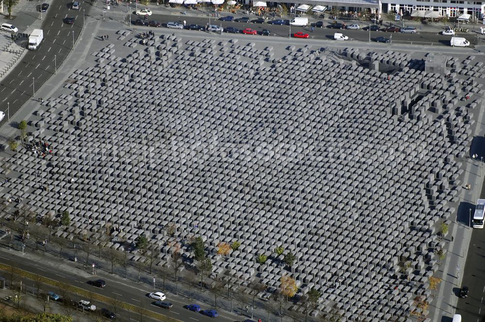 Berlin from above - Blick auf das Holocaust Mahnmal in Berlin Mitte. Es ist ein Denkmal für die unter der Herrschaft des Nationalsozialismus im Holocaust ermordeten Juden. Zwischen 2003 und Frühjahr 2005 wurde das Bauwerk im Zentrum Berlins auf einer etwa 19.000 m² großen Fläche in der Nähe des Brandenburger Tores errichtet. Der Entwurf stammt von Peter Eisenman. Das Mahnmal wurde am 10. Mai 2005 feierlich eingeweiht und ist seit dem 12. Mai 2005 der Öffentlichkeit zugänglich. Im ersten Jahr kamen über 3,5 Millionen Besucher. Kontakt Architekt: Eisenman Architects, 41W. 25Th Street, 10010 New York, Tel. +1(0)212 645 1400, Fax +1(0)212 645 0726, Email: info@eisenmanarchitects.com; Kontakt Förderkreis: Förderkreis Denkmal für die ermordeten Juden Europas, Gormannstraße 14, 10119 Berlin, Tel. +49(0)30 2804596 0, Fax +49(0)30 2804596 3