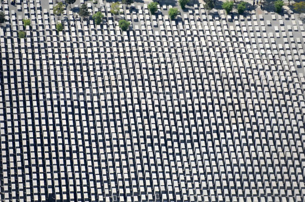 Berlin from the bird's eye view: Blick auf das Holocaust Mahnmal in Berlin Mitte. Es ist ein Denkmal für die unter der Herrschaft des Nationalsozialismus im Holocaust ermordeten Juden. Zwischen 2003 und Frühjahr 2005 wurde das Bauwerk im Zentrum Berlins auf einer etwa 19.000 m² großen Fläche in der Nähe des Brandenburger Tores errichtet. Der Entwurf stammt von Peter Eisenman. Das Mahnmal wurde am 10. Mai 2005 feierlich eingeweiht und ist seit dem 12. Mai 2005 der Öffentlichkeit zugänglich. Im ersten Jahr kamen über 3,5 Millionen Besucher. Kontakt Architekt: Eisenman Architects, 41W. 25Th Street, 10010 New York, Tel. +1(0)212 645 1400, Fax +1(0)212 645 0726, Email: info@eisenmanarchitects.com; Kontakt Förderkreis: Förderkreis Denkmal für die ermordeten Juden Europas, Gormannstraße 14, 10119 Berlin, Tel. +49(0)30 2804596 0, Fax +49(0)30 2804596 3