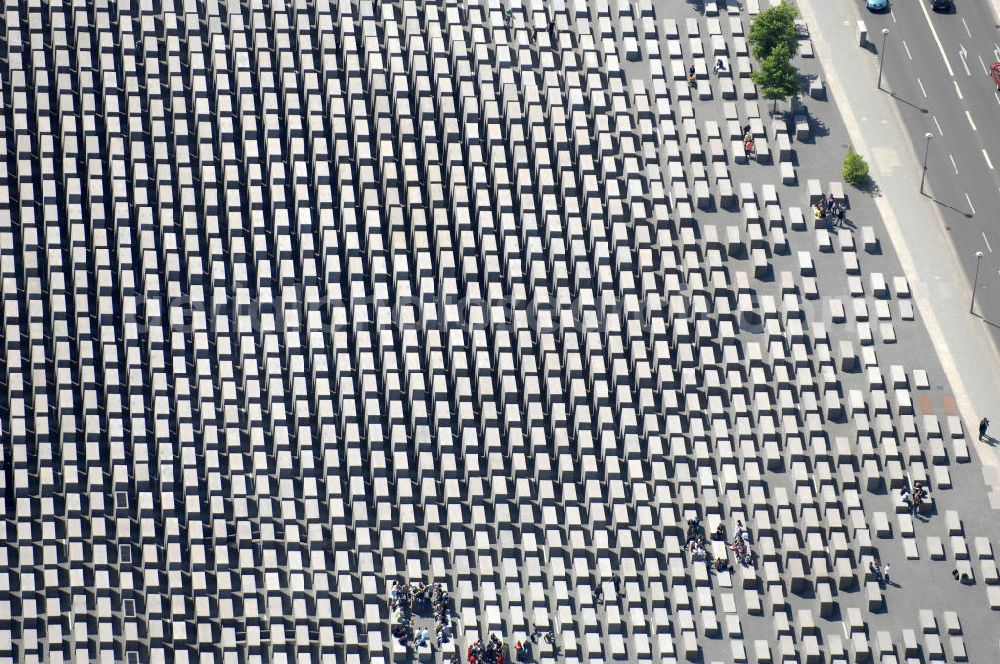 Aerial image Berlin - Blick auf das Holocaust Mahnmal in Berlin Mitte. Es ist ein Denkmal für die unter der Herrschaft des Nationalsozialismus im Holocaust ermordeten Juden. Zwischen 2003 und Frühjahr 2005 wurde das Bauwerk im Zentrum Berlins auf einer etwa 19.000 m² großen Fläche in der Nähe des Brandenburger Tores errichtet. Der Entwurf stammt von Peter Eisenman. Das Mahnmal wurde am 10. Mai 2005 feierlich eingeweiht und ist seit dem 12. Mai 2005 der Öffentlichkeit zugänglich. Im ersten Jahr kamen über 3,5 Millionen Besucher. Kontakt Architekt: Eisenman Architects, 41W. 25Th Street, 10010 New York, Tel. +1(0)212 645 1400, Fax +1(0)212 645 0726, Email: info@eisenmanarchitects.com; Kontakt Förderkreis: Förderkreis Denkmal für die ermordeten Juden Europas, Gormannstraße 14, 10119 Berlin, Tel. +49(0)30 2804596 0, Fax +49(0)30 2804596 3