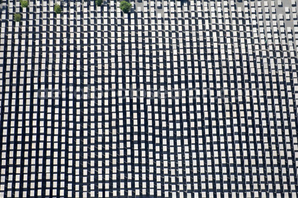 Aerial photograph Berlin - Blick auf das Holocaust Mahnmal in Berlin Mitte. Es ist ein Denkmal für die unter der Herrschaft des Nationalsozialismus im Holocaust ermordeten Juden. Zwischen 2003 und Frühjahr 2005 wurde das Bauwerk im Zentrum Berlins auf einer etwa 19.000 m² großen Fläche in der Nähe des Brandenburger Tores errichtet. Der Entwurf stammt von Peter Eisenman. Das Mahnmal wurde am 10. Mai 2005 feierlich eingeweiht und ist seit dem 12. Mai 2005 der Öffentlichkeit zugänglich. Im ersten Jahr kamen über 3,5 Millionen Besucher. Kontakt Architekt: Eisenman Architects, 41W. 25Th Street, 10010 New York, Tel. +1(0)212 645 1400, Fax +1(0)212 645 0726, Email: info@eisenmanarchitects.com; Kontakt Förderkreis: Förderkreis Denkmal für die ermordeten Juden Europas, Gormannstraße 14, 10119 Berlin, Tel. +49(0)30 2804596 0, Fax +49(0)30 2804596 3