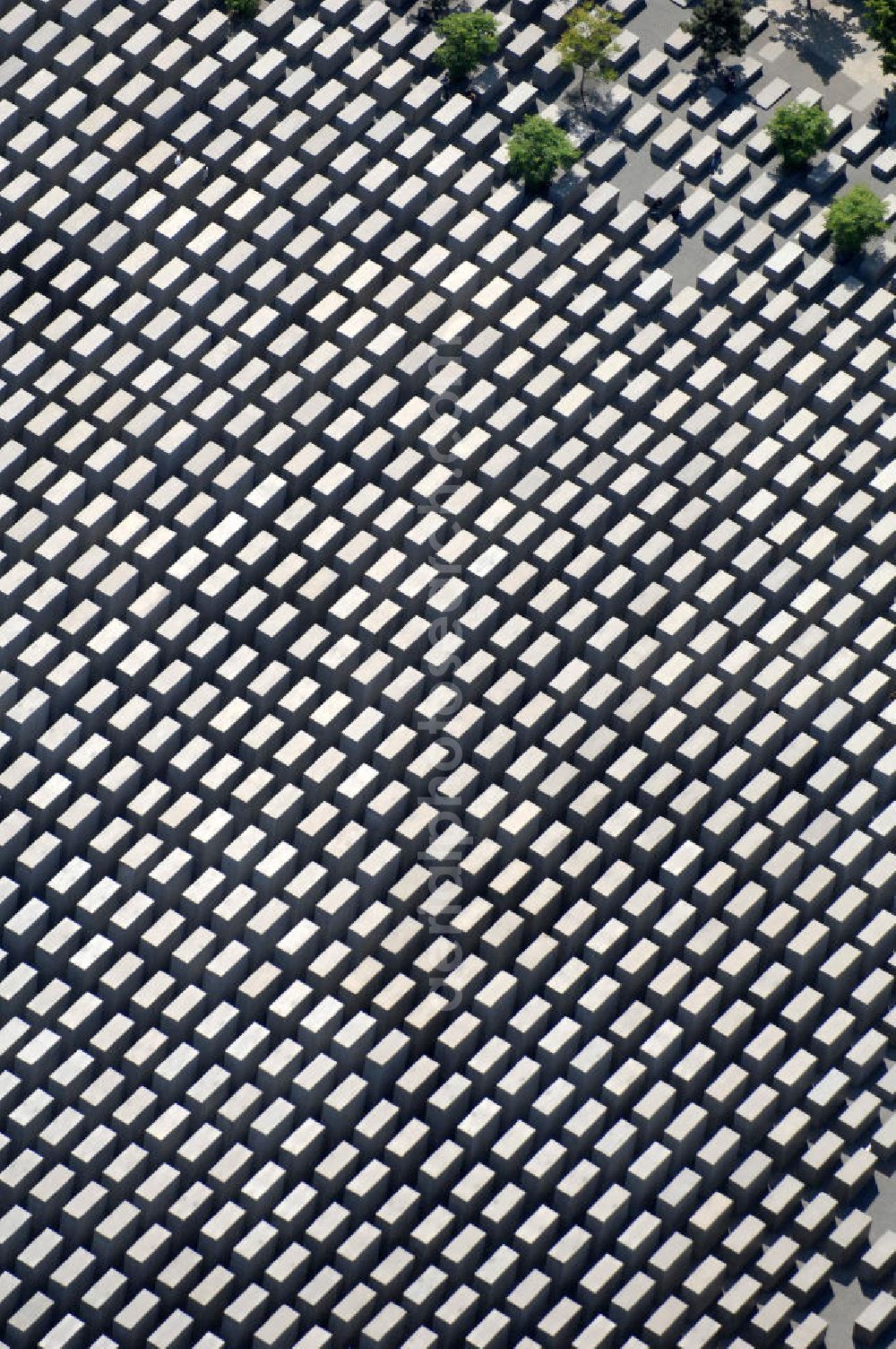 Aerial image Berlin - Blick auf das Holocaust Mahnmal in Berlin Mitte. Es ist ein Denkmal für die unter der Herrschaft des Nationalsozialismus im Holocaust ermordeten Juden. Zwischen 2003 und Frühjahr 2005 wurde das Bauwerk im Zentrum Berlins auf einer etwa 19.000 m² großen Fläche in der Nähe des Brandenburger Tores errichtet. Der Entwurf stammt von Peter Eisenman. Das Mahnmal wurde am 10. Mai 2005 feierlich eingeweiht und ist seit dem 12. Mai 2005 der Öffentlichkeit zugänglich. Im ersten Jahr kamen über 3,5 Millionen Besucher. Kontakt Architekt: Eisenman Architects, 41W. 25Th Street, 10010 New York, Tel. +1(0)212 645 1400, Fax +1(0)212 645 0726, Email: info@eisenmanarchitects.com; Kontakt Förderkreis: Förderkreis Denkmal für die ermordeten Juden Europas, Gormannstraße 14, 10119 Berlin, Tel. +49(0)30 2804596 0, Fax +49(0)30 2804596 3