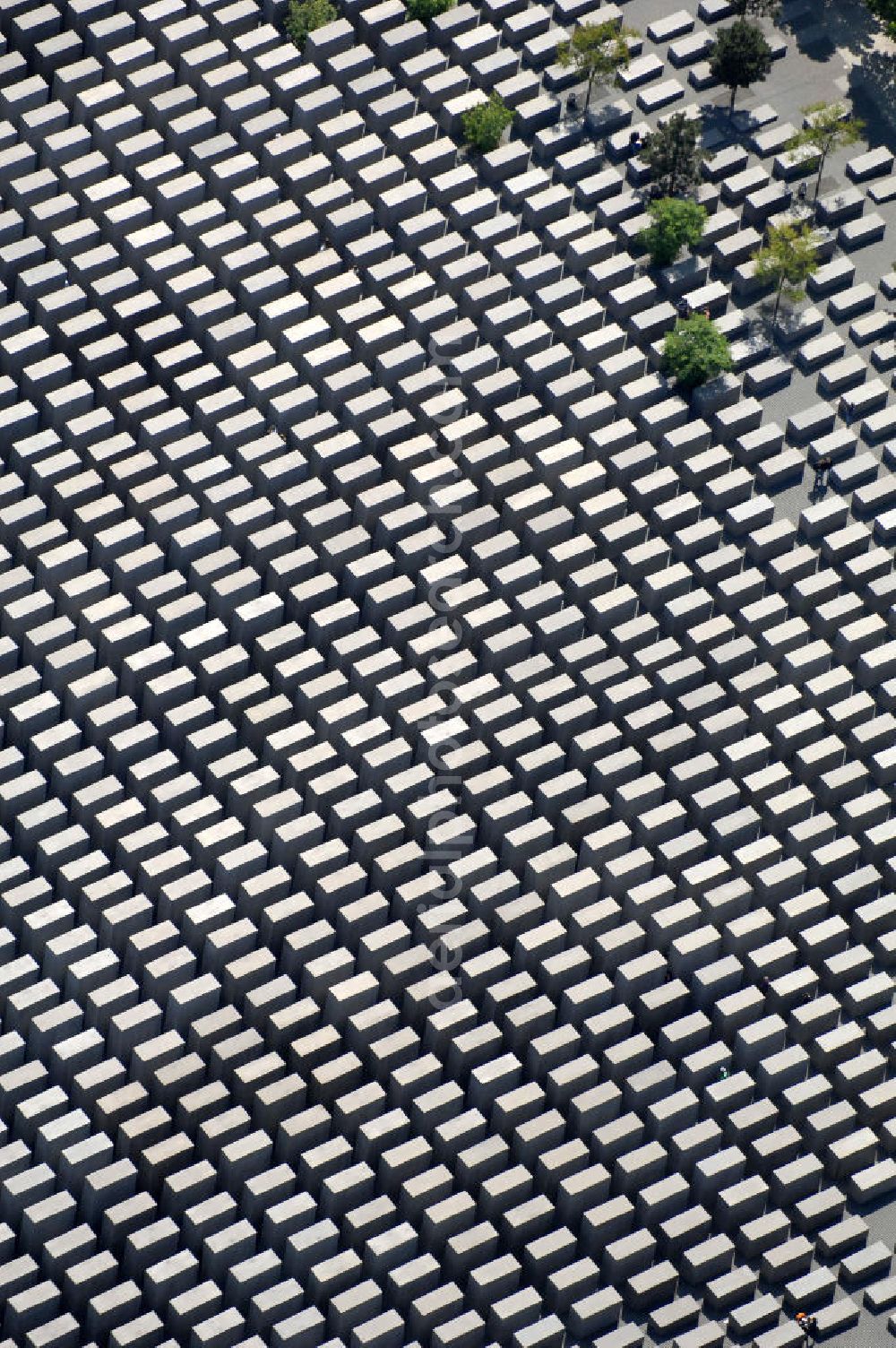 Aerial photograph Berlin - Blick auf das Holocaust Mahnmal in Berlin Mitte. Es ist ein Denkmal für die unter der Herrschaft des Nationalsozialismus im Holocaust ermordeten Juden. Zwischen 2003 und Frühjahr 2005 wurde das Bauwerk im Zentrum Berlins auf einer etwa 19.000 m² großen Fläche in der Nähe des Brandenburger Tores errichtet. Der Entwurf stammt von Peter Eisenman. Das Mahnmal wurde am 10. Mai 2005 feierlich eingeweiht und ist seit dem 12. Mai 2005 der Öffentlichkeit zugänglich. Im ersten Jahr kamen über 3,5 Millionen Besucher. Kontakt Architekt: Eisenman Architects, 41W. 25Th Street, 10010 New York, Tel. +1(0)212 645 1400, Fax +1(0)212 645 0726, Email: info@eisenmanarchitects.com; Kontakt Förderkreis: Förderkreis Denkmal für die ermordeten Juden Europas, Gormannstraße 14, 10119 Berlin, Tel. +49(0)30 2804596 0, Fax +49(0)30 2804596 3