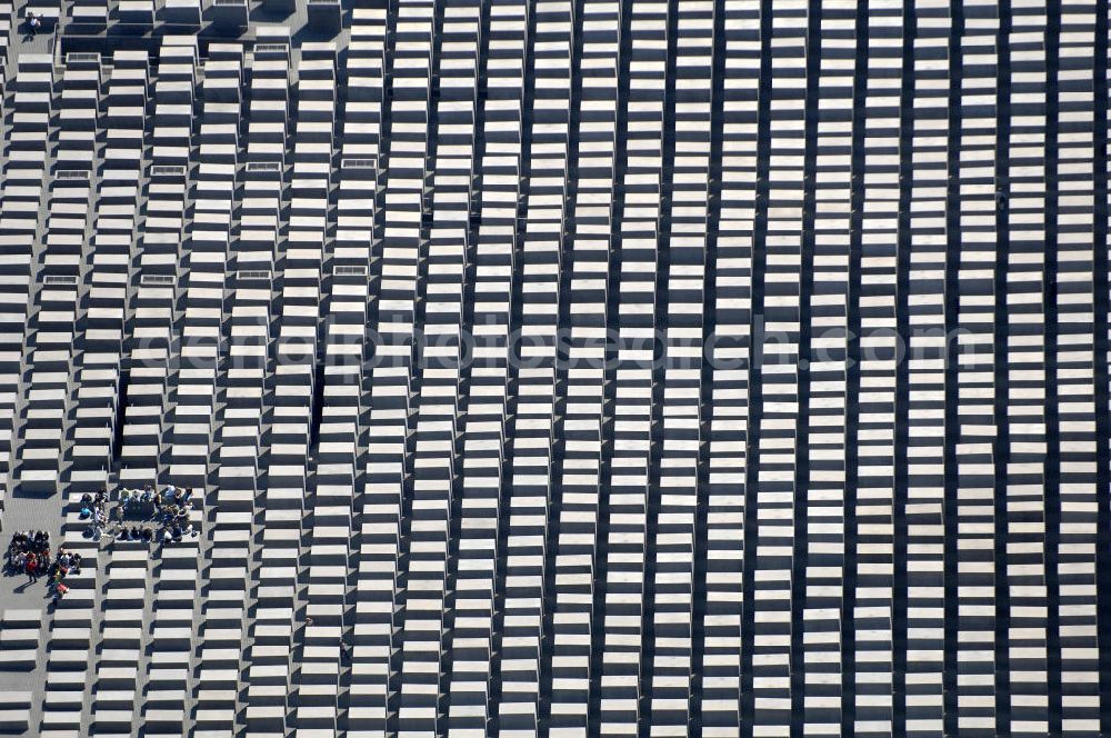 Berlin from above - Blick auf das Holocaust Mahnmal in Berlin Mitte. Es ist ein Denkmal für die unter der Herrschaft des Nationalsozialismus im Holocaust ermordeten Juden. Zwischen 2003 und Frühjahr 2005 wurde das Bauwerk im Zentrum Berlins auf einer etwa 19.000 m² großen Fläche in der Nähe des Brandenburger Tores errichtet. Der Entwurf stammt von Peter Eisenman. Das Mahnmal wurde am 10. Mai 2005 feierlich eingeweiht und ist seit dem 12. Mai 2005 der Öffentlichkeit zugänglich. Im ersten Jahr kamen über 3,5 Millionen Besucher. Kontakt Architekt: Eisenman Architects, 41W. 25Th Street, 10010 New York, Tel. +1(0)212 645 1400, Fax +1(0)212 645 0726, Email: info@eisenmanarchitects.com; Kontakt Förderkreis: Förderkreis Denkmal für die ermordeten Juden Europas, Gormannstraße 14, 10119 Berlin, Tel. +49(0)30 2804596 0, Fax +49(0)30 2804596 3