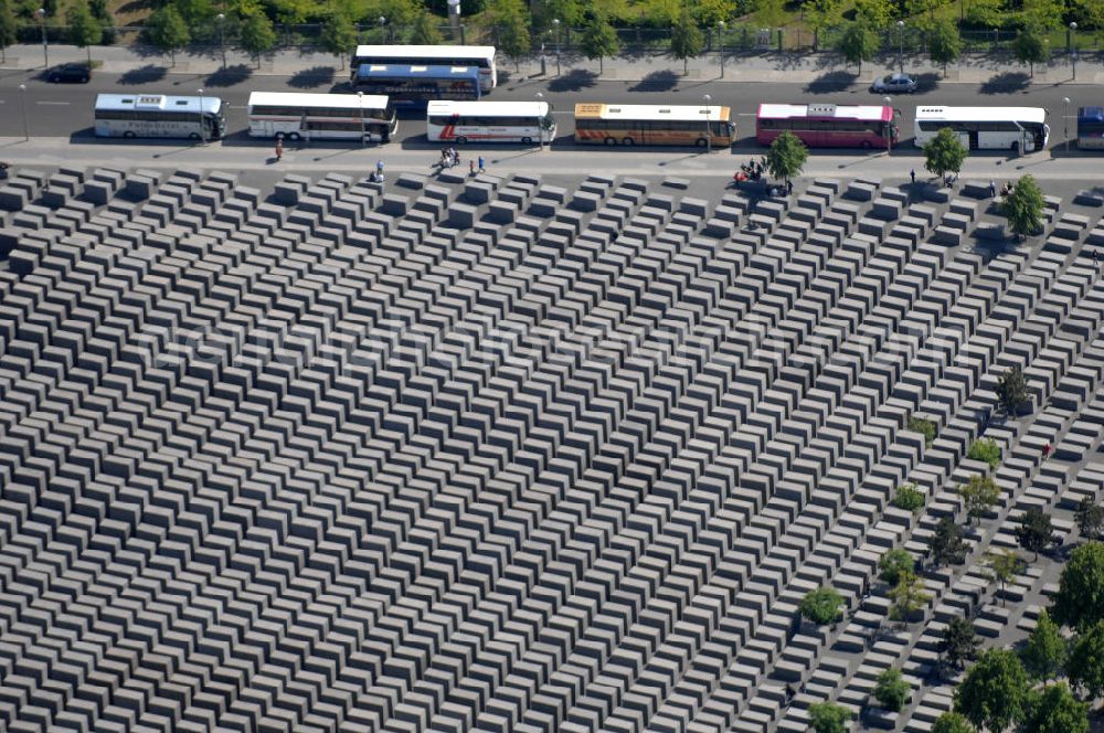 Aerial image Berlin - Blick auf das Holocaust Mahnmal in Berlin Mitte. Es ist ein Denkmal für die unter der Herrschaft des Nationalsozialismus im Holocaust ermordeten Juden. Zwischen 2003 und Frühjahr 2005 wurde das Bauwerk im Zentrum Berlins auf einer etwa 19.000 m² großen Fläche in der Nähe des Brandenburger Tores errichtet. Der Entwurf stammt von Peter Eisenman. Das Mahnmal wurde am 10. Mai 2005 feierlich eingeweiht und ist seit dem 12. Mai 2005 der Öffentlichkeit zugänglich. Im ersten Jahr kamen über 3,5 Millionen Besucher. Kontakt Architekt: Eisenman Architects, 41W. 25Th Street, 10010 New York, Tel. +1(0)212 645 1400, Fax +1(0)212 645 0726, Email: info@eisenmanarchitects.com; Kontakt Förderkreis: Förderkreis Denkmal für die ermordeten Juden Europas, Gormannstraße 14, 10119 Berlin, Tel. +49(0)30 2804596 0, Fax +49(0)30 2804596 3