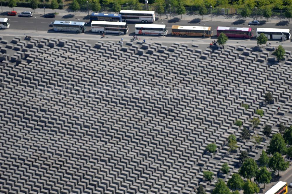 Aerial photograph Berlin - Blick auf das Holocaust Mahnmal in Berlin Mitte. Es ist ein Denkmal für die unter der Herrschaft des Nationalsozialismus im Holocaust ermordeten Juden. Zwischen 2003 und Frühjahr 2005 wurde das Bauwerk im Zentrum Berlins auf einer etwa 19.000 m² großen Fläche in der Nähe des Brandenburger Tores errichtet. Der Entwurf stammt von Peter Eisenman. Das Mahnmal wurde am 10. Mai 2005 feierlich eingeweiht und ist seit dem 12. Mai 2005 der Öffentlichkeit zugänglich. Im ersten Jahr kamen über 3,5 Millionen Besucher. Kontakt Architekt: Eisenman Architects, 41W. 25Th Street, 10010 New York, Tel. +1(0)212 645 1400, Fax +1(0)212 645 0726, Email: info@eisenmanarchitects.com; Kontakt Förderkreis: Förderkreis Denkmal für die ermordeten Juden Europas, Gormannstraße 14, 10119 Berlin, Tel. +49(0)30 2804596 0, Fax +49(0)30 2804596 3