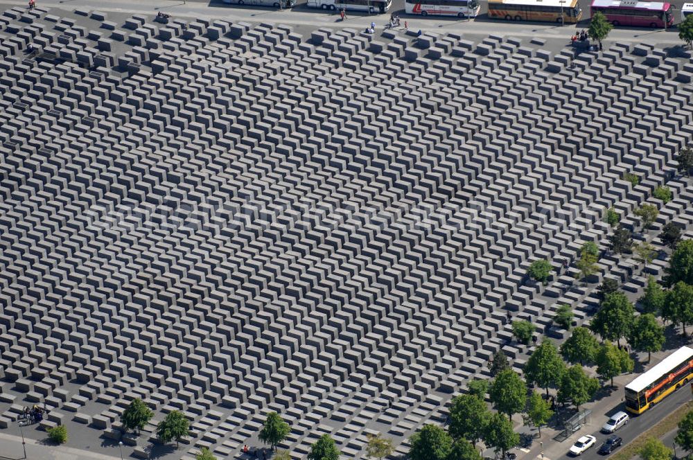 Berlin from above - Blick auf das Holocaust Mahnmal in Berlin Mitte. Es ist ein Denkmal für die unter der Herrschaft des Nationalsozialismus im Holocaust ermordeten Juden. Zwischen 2003 und Frühjahr 2005 wurde das Bauwerk im Zentrum Berlins auf einer etwa 19.000 m² großen Fläche in der Nähe des Brandenburger Tores errichtet. Der Entwurf stammt von Peter Eisenman. Das Mahnmal wurde am 10. Mai 2005 feierlich eingeweiht und ist seit dem 12. Mai 2005 der Öffentlichkeit zugänglich. Im ersten Jahr kamen über 3,5 Millionen Besucher. Kontakt Architekt: Eisenman Architects, 41W. 25Th Street, 10010 New York, Tel. +1(0)212 645 1400, Fax +1(0)212 645 0726, Email: info@eisenmanarchitects.com; Kontakt Förderkreis: Förderkreis Denkmal für die ermordeten Juden Europas, Gormannstraße 14, 10119 Berlin, Tel. +49(0)30 2804596 0, Fax +49(0)30 2804596 3