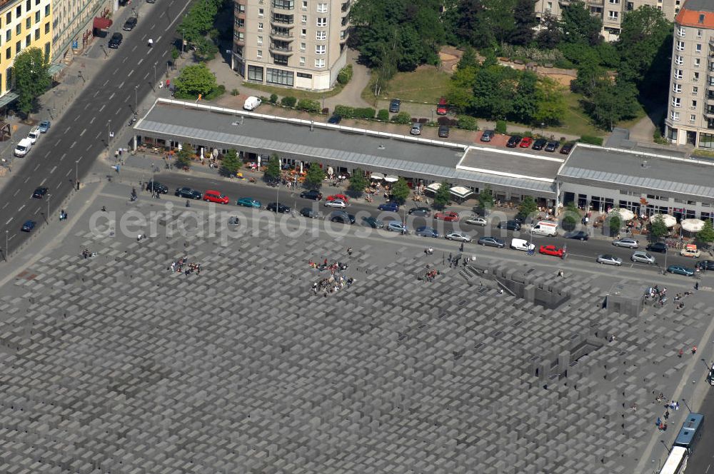 Berlin from the bird's eye view: Blick auf das Holocaust Mahnmal in Berlin Mitte. Es ist ein Denkmal für die unter der Herrschaft des Nationalsozialismus im Holocaust ermordeten Juden. Zwischen 2003 und Frühjahr 2005 wurde das Bauwerk im Zentrum Berlins auf einer etwa 19.000 m² großen Fläche in der Nähe des Brandenburger Tores errichtet. Der Entwurf stammt von Peter Eisenman. Das Mahnmal wurde am 10. Mai 2005 feierlich eingeweiht und ist seit dem 12. Mai 2005 der Öffentlichkeit zugänglich. Im ersten Jahr kamen über 3,5 Millionen Besucher. Kontakt Architekt: Eisenman Architects, 41W. 25Th Street, 10010 New York, Tel. +1(0)212 645 1400, Fax +1(0)212 645 0726, Email: info@eisenmanarchitects.com; Kontakt Förderkreis: Förderkreis Denkmal für die ermordeten Juden Europas, Gormannstraße 14, 10119 Berlin, Tel. +49(0)30 2804596 0, Fax +49(0)30 2804596 3