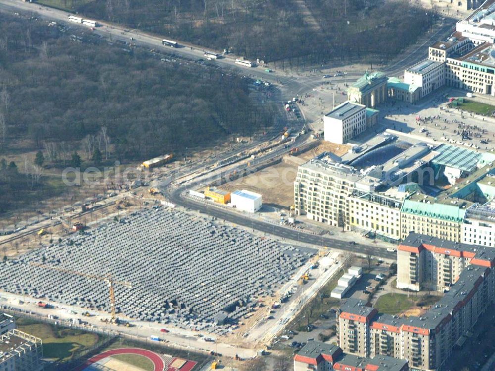 Berlin Mitte from above - Blick auf das Holocaustdenkmal am Brandenburger Tor / Baufläche der neuen US-Botschaft